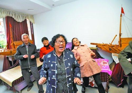 昨日，江北大竹林銀竹苑，71歲的吳秀蘭（前中）和弟子們?cè)谧约揖毩?xí)唱川江號(hào)子。本組圖/重慶晨報(bào)記者 李斌 攝