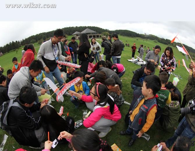 來(lái)自重慶大學(xué)航模協(xié)會(huì)的大學(xué)生在景區(qū)指定區(qū)域開(kāi)始放飛航模