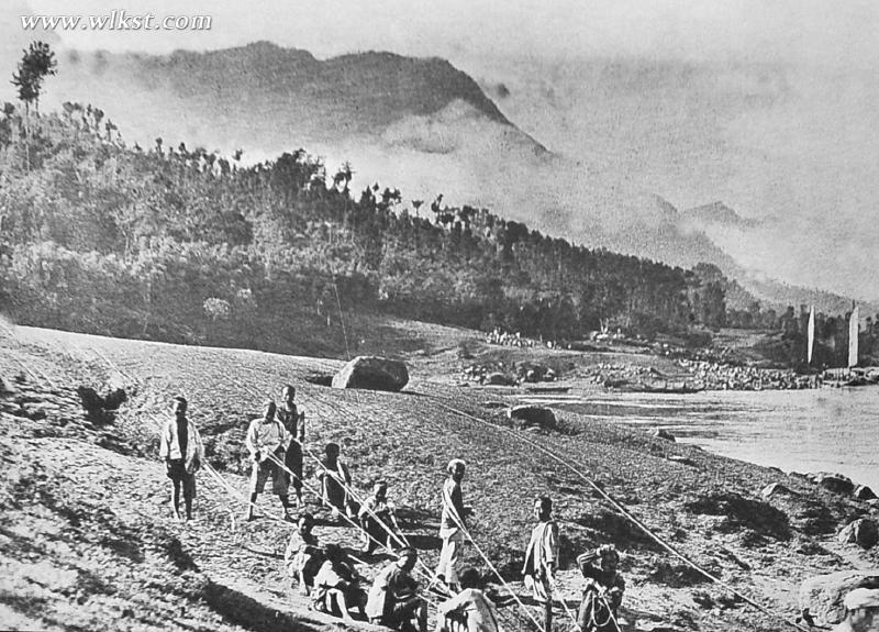 拉過激流險(xiǎn)灘后，纖夫才有片刻喘息時(shí)間(1911年)。