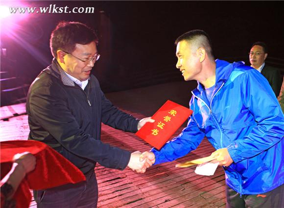 武隆縣委常委、宣傳部部長馬奇椅為獲獎?wù)?王俊杰/攝)