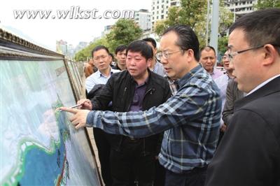 圖為何平在濱江路了解城市建設(shè)情況。