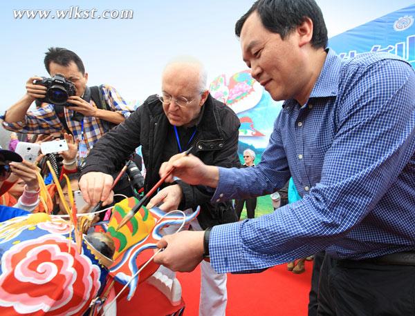 武隆喀斯特公司董事長(zhǎng)任良生與國(guó)際風(fēng)聯(lián)副主席漢斯為“巨龍”點(diǎn)睛