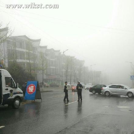 清明節(jié)武隆景區(qū)不一樣的風(fēng)景線 雨中交巡警