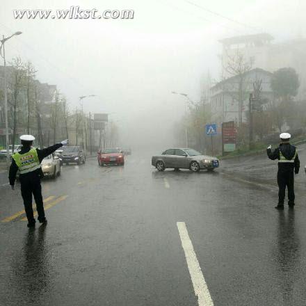 清明節(jié)武隆景區(qū)不一樣的風(fēng)景線 冒雨守崗的交巡警