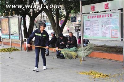 清明小長假期間,環(huán)衛(wèi)工人依然堅守一線,為城市的靚麗默默勞作。 (張 靜/攝)