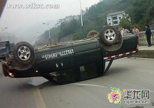 剎車(chē)失靈，駕駛員猛打方向避險(xiǎn)開(kāi)翻車(chē)。武隆縣公安局供圖