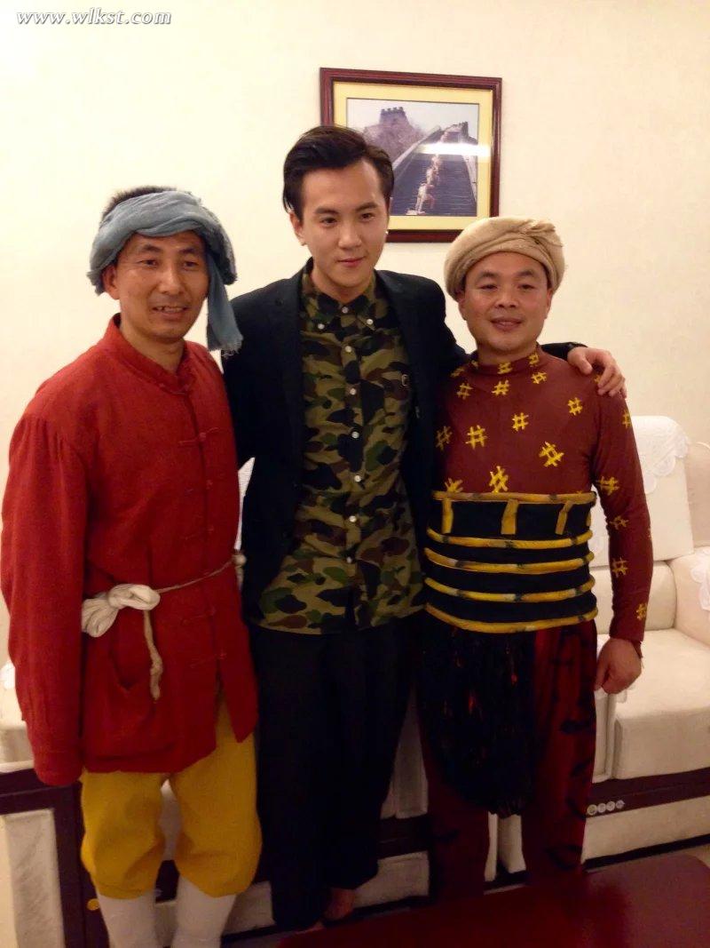 新加坡著名影星方偉杰與“印象武隆”主演合影(圖)