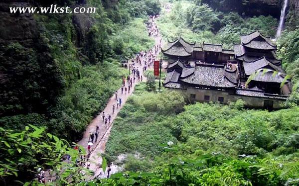天生三硚景區(qū)游人如織