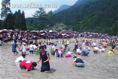 趙家垂釣現(xiàn)場“渾水摸魚”