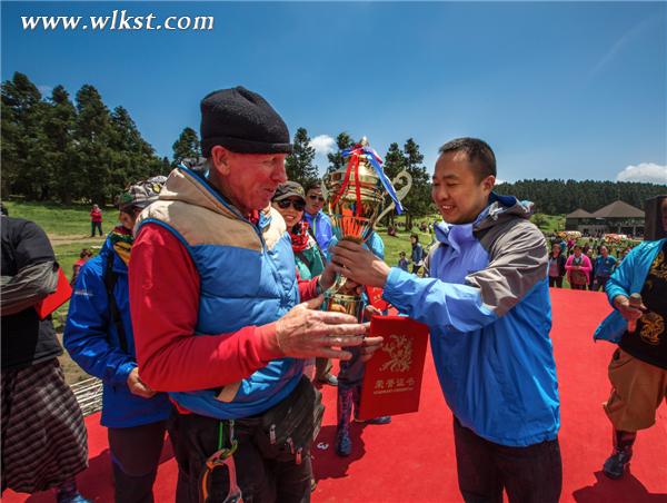 武隆喀斯特旅游公司總經(jīng)理李建國為冠軍新西蘭彼得林頒獎(王俊杰/攝)