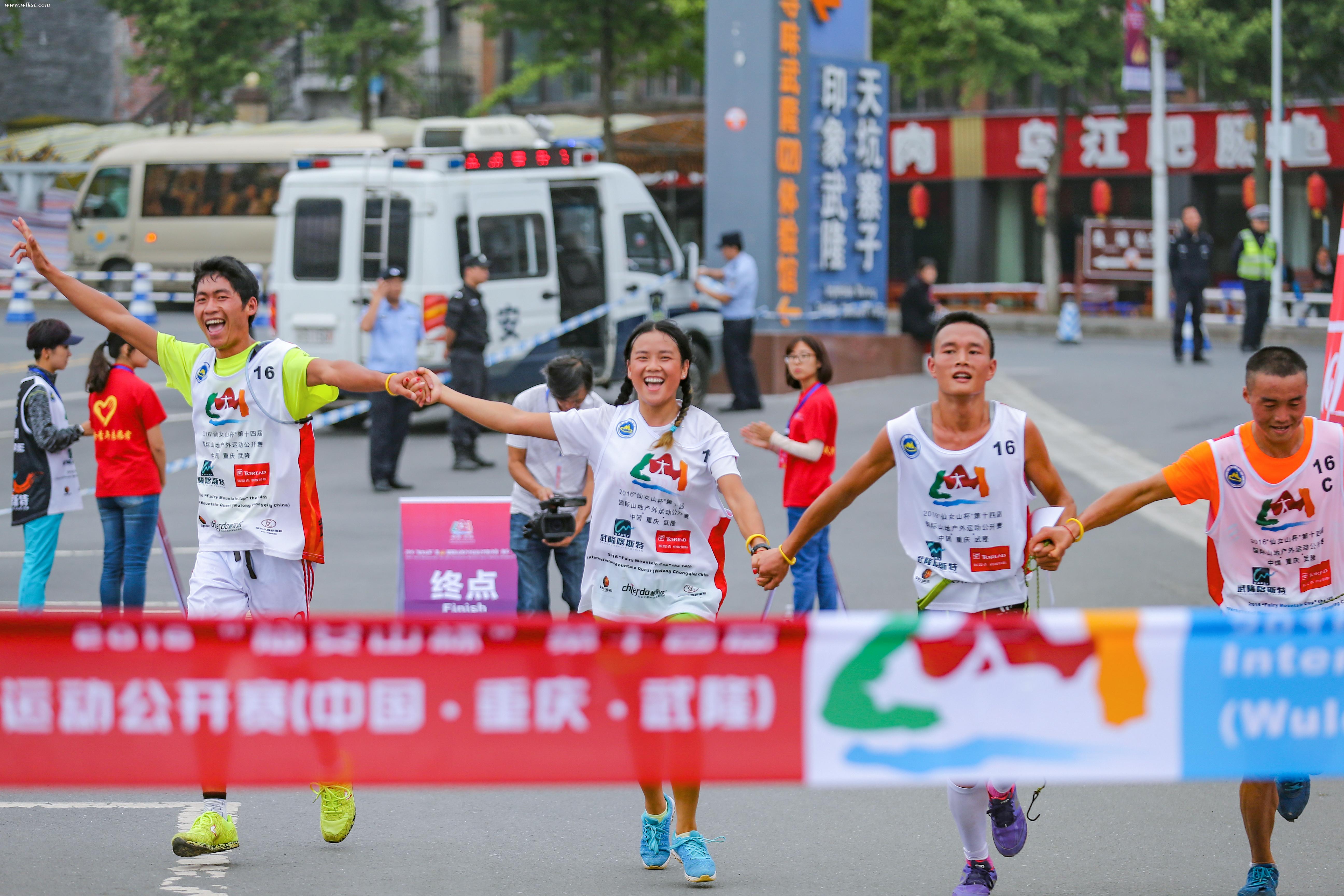 滿臉喜悅的選手通過終點完成比賽