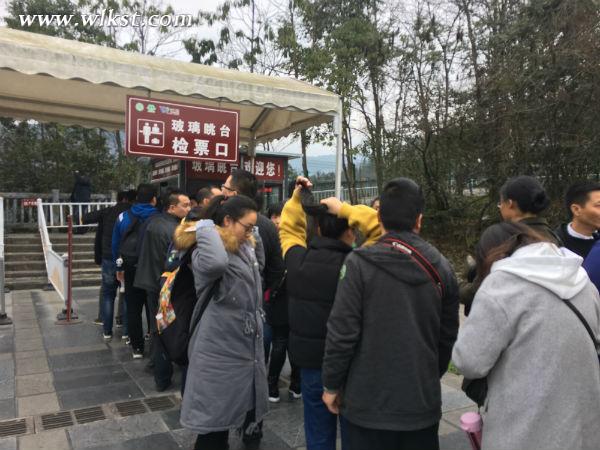 元旦小長(zhǎng)假 四方游客齊聚武隆用旅行跨年告別2016
