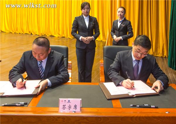 公司高管簽訂目標(biāo)責(zé)任書(shū) (王俊杰/攝)
