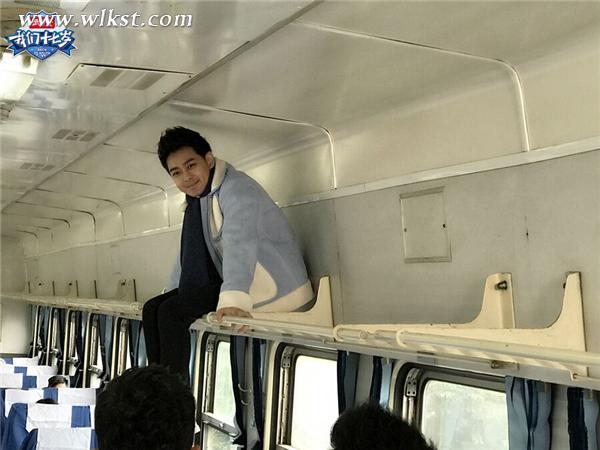 　林志穎火車初體驗 興奮爬行李架