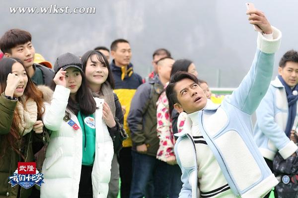 《十七歲》武隆站兄弟團(tuán)花樣寵粉 林志穎給粉絲吹頭發(fā)