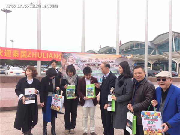 重慶市旅游局副局長(zhǎng)王定國(guó)、重慶市旅游局國(guó)際處處長(zhǎng)宋俊紅在機(jī)場(chǎng)接待泰國(guó)速遠(yuǎn)集團(tuán)董事長(zhǎng)比亞瓦一行。