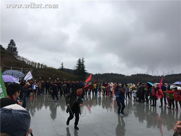 川自駕團(tuán)游在仙女山景區(qū)開展“憶17”趣味游戲
