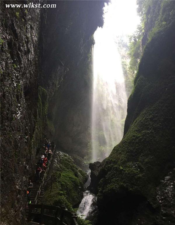 雙節(jié)假日 龍水峽地縫別致景色引人駐足
