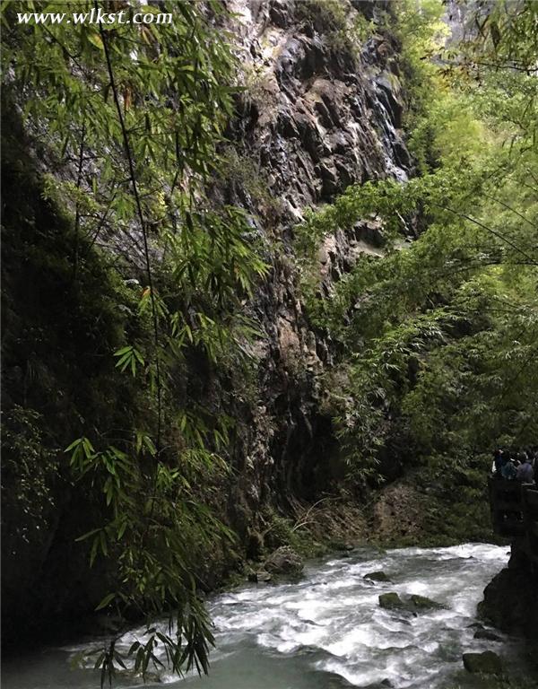 雙節(jié)假日 龍水峽地縫別致景色引人駐足