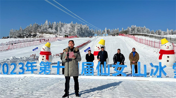武隆旅游產業(yè)(集團)有限公司總經理劉波發(fā)布優(yōu)惠政策和活動內容。